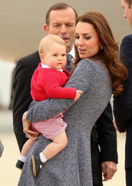 Para la especialista de asuntos reales Katie Nicholl, lo que lo "hace encantador y estilizado, es la manera como sus padres lo visten con trajes clásicos como camisas o pequeños shorts elegantes".