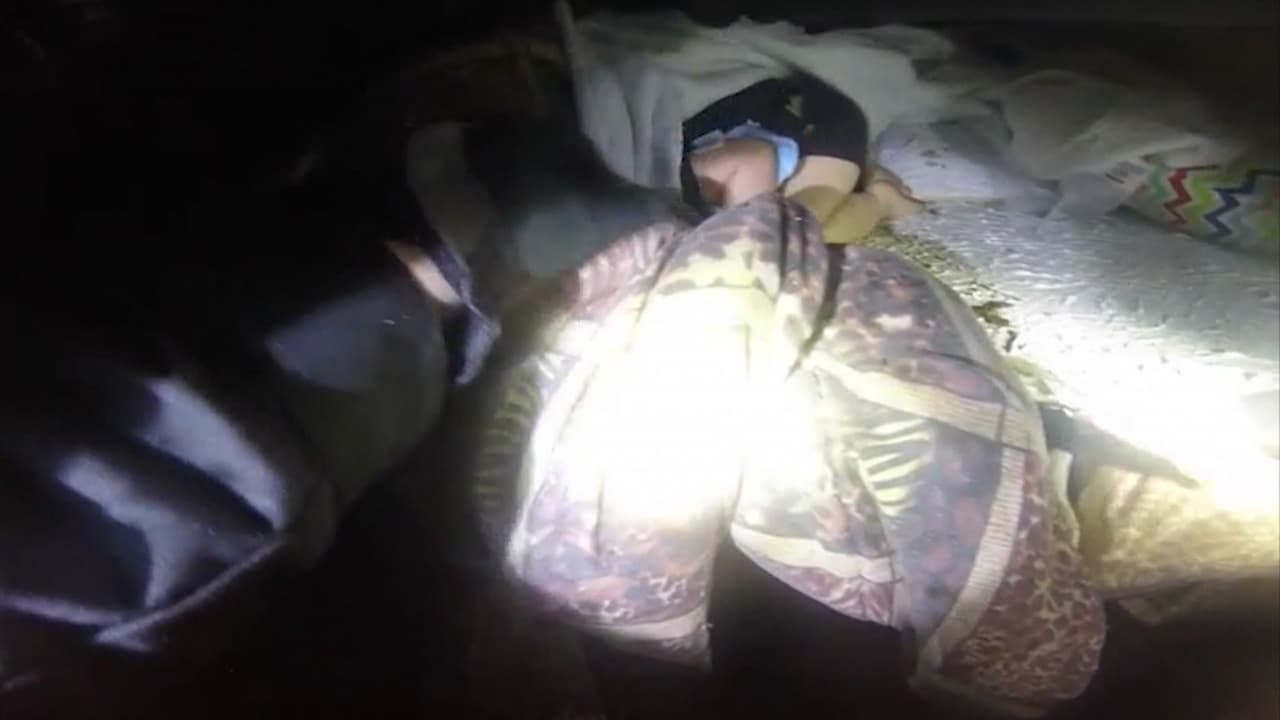 <b>En video: El momento en que hallan a dos bebés en una bañera entre los escombros tras el paso de un tornado</b>
<br>
<br>Las imágenes muestran el instante captado por las cámaras corporales de los agentes de la oficina del Sheriff del condado de Hopkins, en Kentucky, cuando dos bebés de quince y tres meses fueron rescatados. Su abuela los había protegido dentro de la bañera, pero el tornado que arrasó Dawson Springs arrancó y dejó hecha trizas la casa en la que estaban.