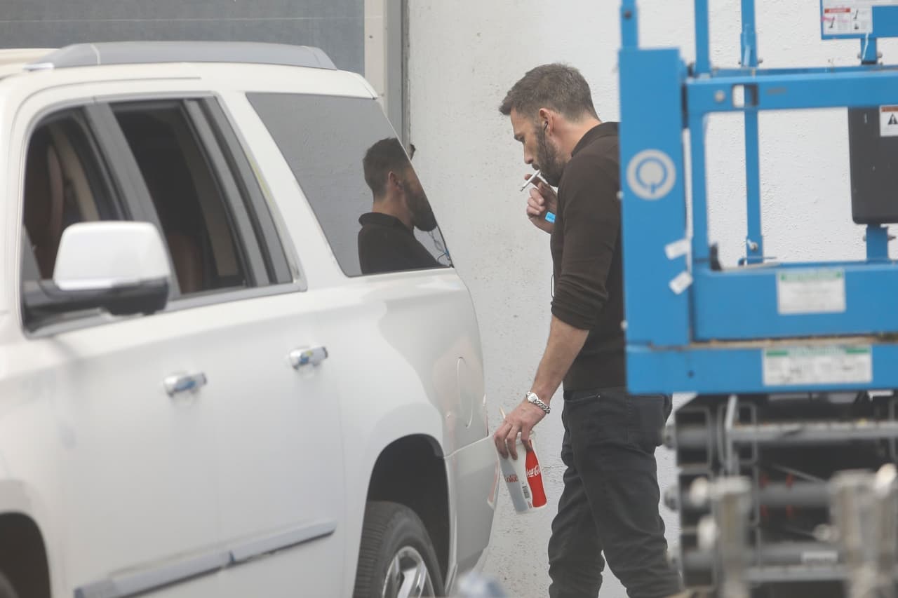 A las afueras del estudio 
<a href="https://www.univision.com/famosos/ben-affleck-rehabilitacion-malibu-alcoholismo-fotos">Ben fumó un cigarrillo</a>. 
<br>