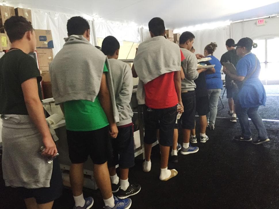 El senador y la congresista Debbie Wasserman Schultz planeaban visitar este centro temporal para niños no acompañados en Homestead con el fin de reunirse con funcionarios federales y conocer de primera mano la situación en ese recinto.