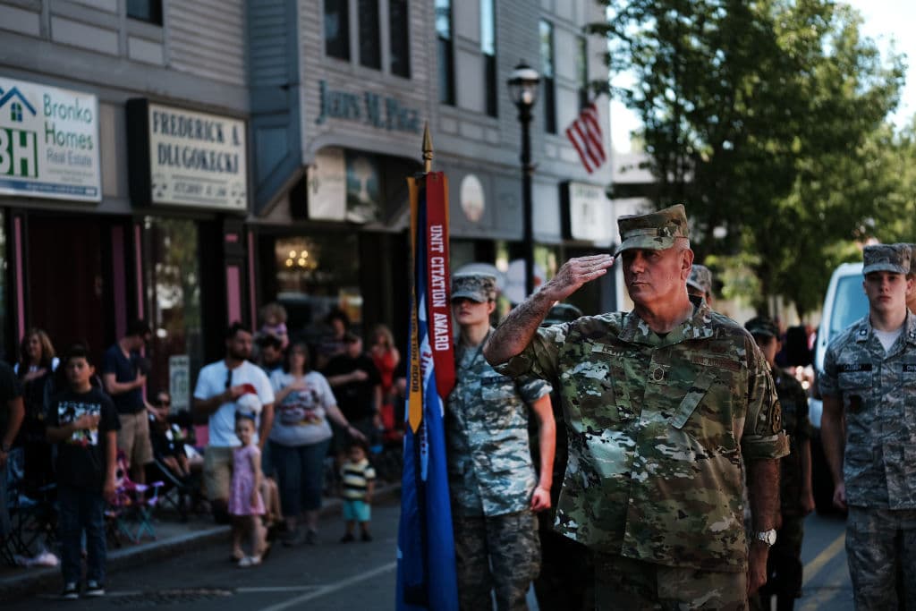 El Memorial Day originalmente rendía homenaje al personal militar que murió durante la Guerra Civil (1861-1865). En la actualidad el Día de los Caídos honra a quienes han muerto en una guerra al servicio del país. En la imagen, participantes marchan en la ciudad de Naugatuck, Connecticut.