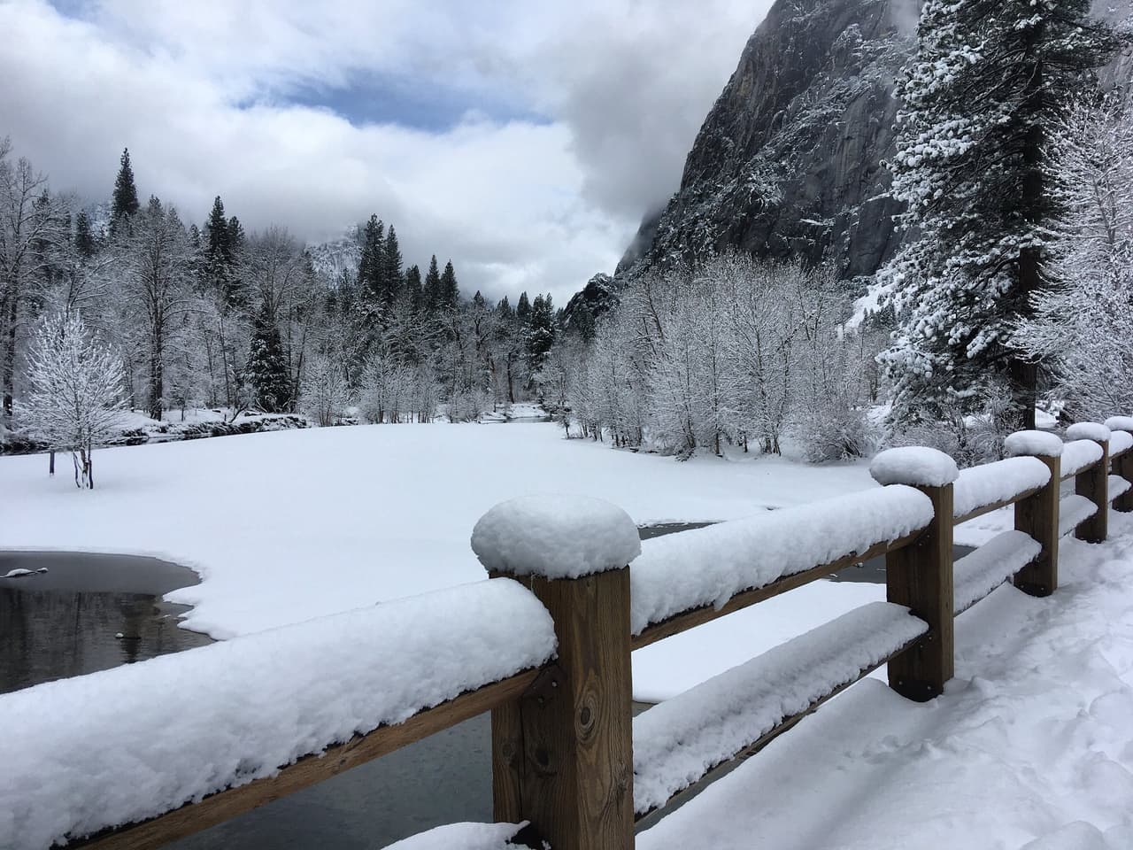 Así amaneció el Parque Nacional Yosemite, cubierto de nieve. El recinto se mantendrá cerrado debido a las condiciones peligrosas del tiempo hasta el sábado 30 de enero.