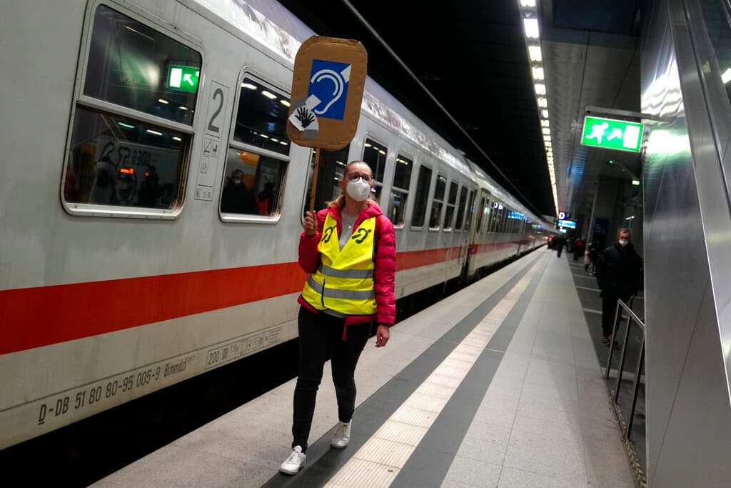 La mayoría ha huido a países vecinos como Polonia, Moldavia y Rumania. Para la ayuda en la estación, decenas de jóvenes se han ofrecido como voluntarios, algunos de los cuales ofrecen ayuda en lenguaje de señas a los refugiados.