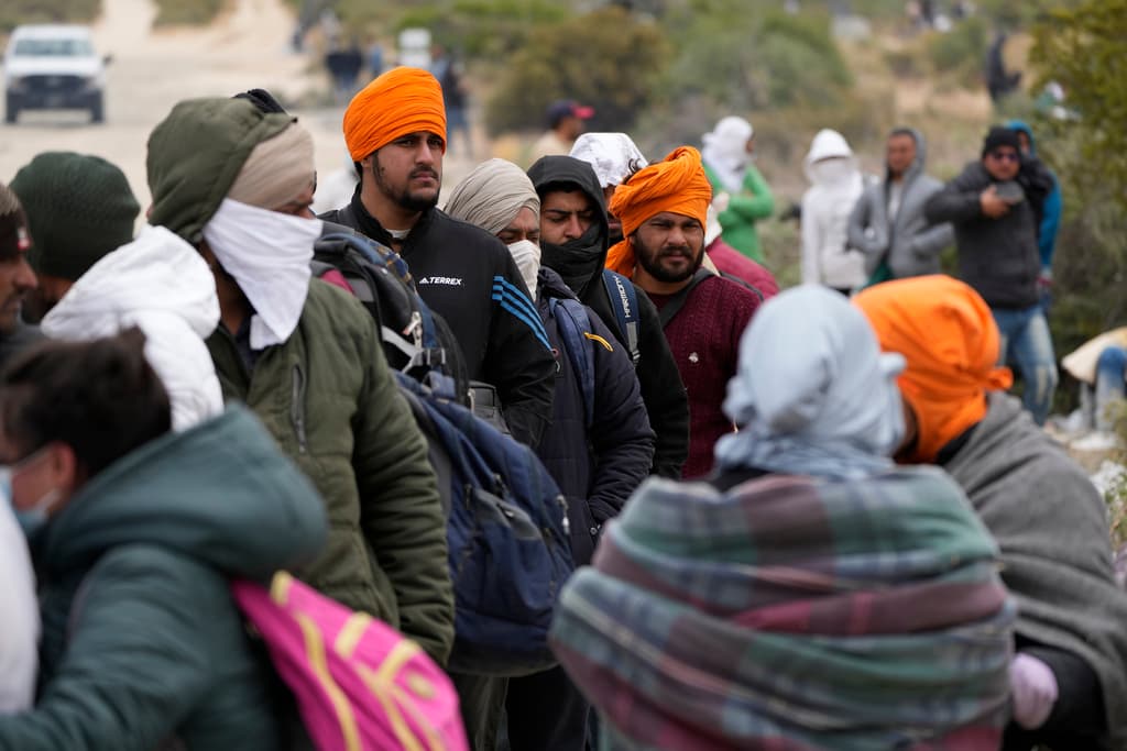 La mayoría de las personas que se dirigen a la frontera entre Estados Unidos y México huyen de la persecución o la pobreza en sus países de origen. Los migrantes y los grupos que trabajan con ellos señalaron el torbellino de rumores y desinformación de los traficantes que dificulta que los migrantes sepan qué hacer.