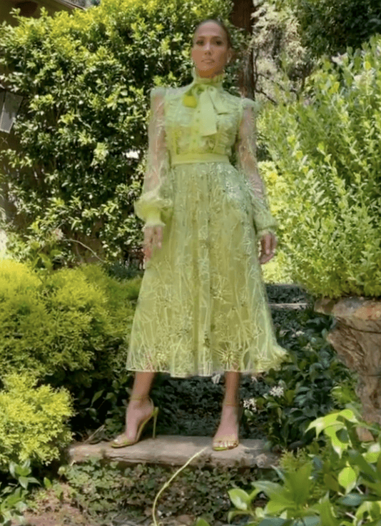 <b>Vestido de encaje </b>
<br>El 6 de agosto de 2021, 
<a href="https://www.univision.com/famosos/famosas-ascendencia-latina-orgullosas-de-sus-raices">Jennifer López</a> publicó en sus redes sociales un look de verano. Mostró un vestido verde limón de encaje, con un moño en el cuello y lentejuelas bordadas a la tela. La cantante completó el outfit con unas sandalias de tacón del mismo color y con el cabello recogido.