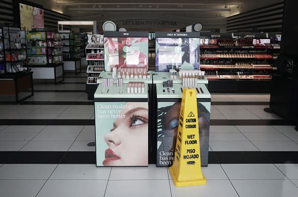 La popular tienda Sephora, destino obligado de las fanáticas del maquillaje también fue cerrado en Los Ángeles y todo Estados Unidos desde el 17 de marzo.
<br>
