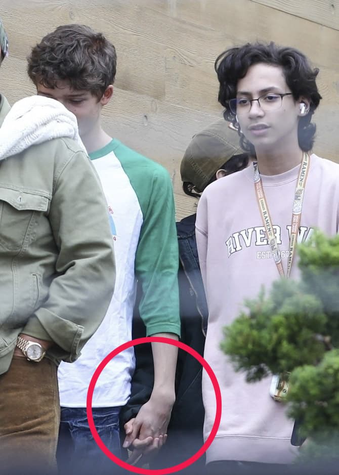 Emme y su joven acompañante se tomaron de la mano.