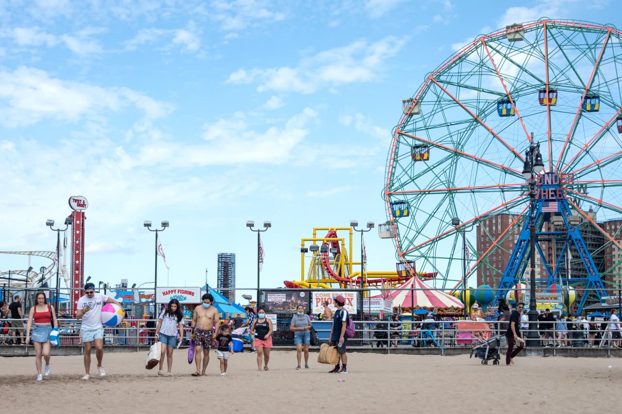 <b>Coney Island Beach & Boardwalk-Brooklyn</b>
<br>La icónica Coney Island está llena de actividades durante todo el verano e incluso durante la temporada baja. Pasea por el famoso muelle, sube a las atracciones, disfruta nadando o tomando el sol en sus casi cinco kilómetros de playas, canchas de voleibol de playa, balonmano y baloncesto.
<br>