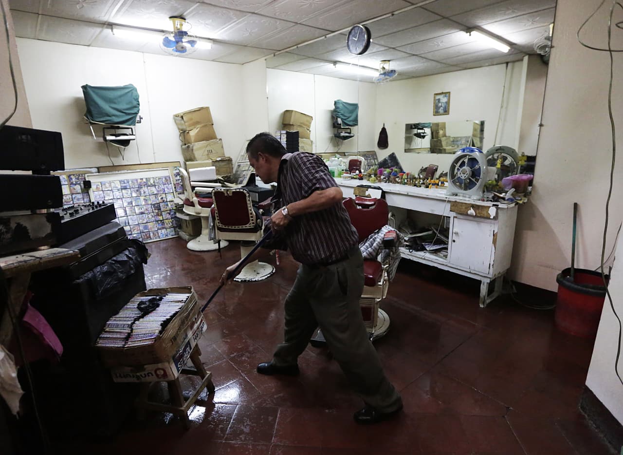 Un comerciante limpia su negocio del mercado Huembes de Managua el día del paro nacional. En Diriamba, los ciudadanos quemaron la estación policial al mismo momento que enterraban a Marcos Antonio Villalobos, asesinado el martes por un disparo en el pecho ejecutado por un policía.