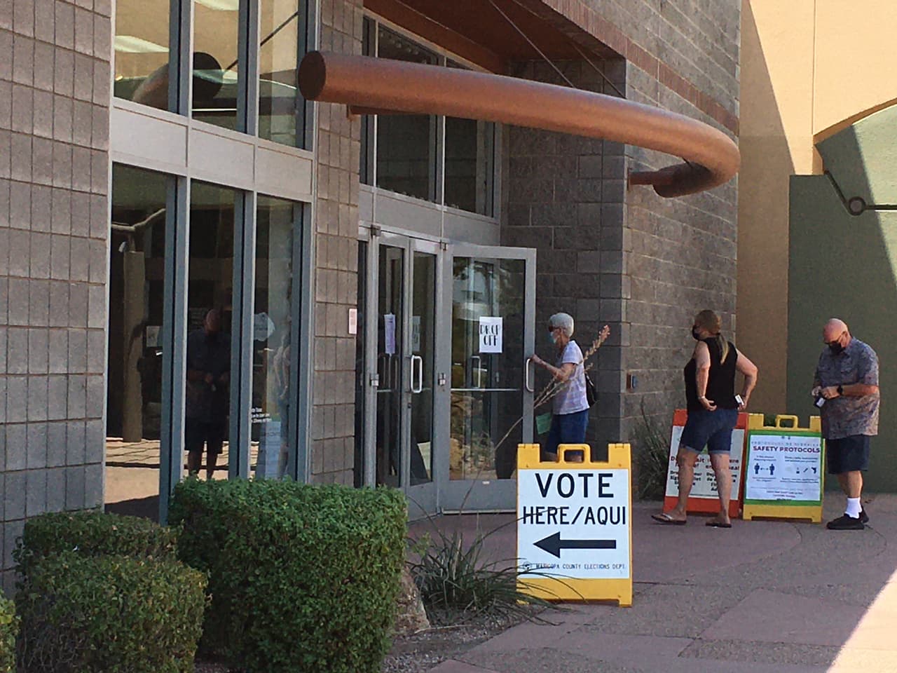 Este centro comercial en Mesa se dispuso como un centro de votación para cumplir las recomendaciones de distanciamiento social de los CDC.