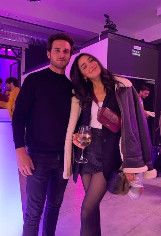 El 29 de octubre, Alejandra publicó un video y una foto junto a un hombre, lo cual hizo que sus fans pensaran que podría ser su pareja sentimental.