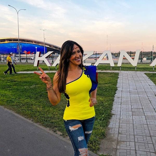 Aunque en sus redes sociales ha compartido fotos personales cuando no está trabajando y luce más relajada, dependiendo de la ocasión.