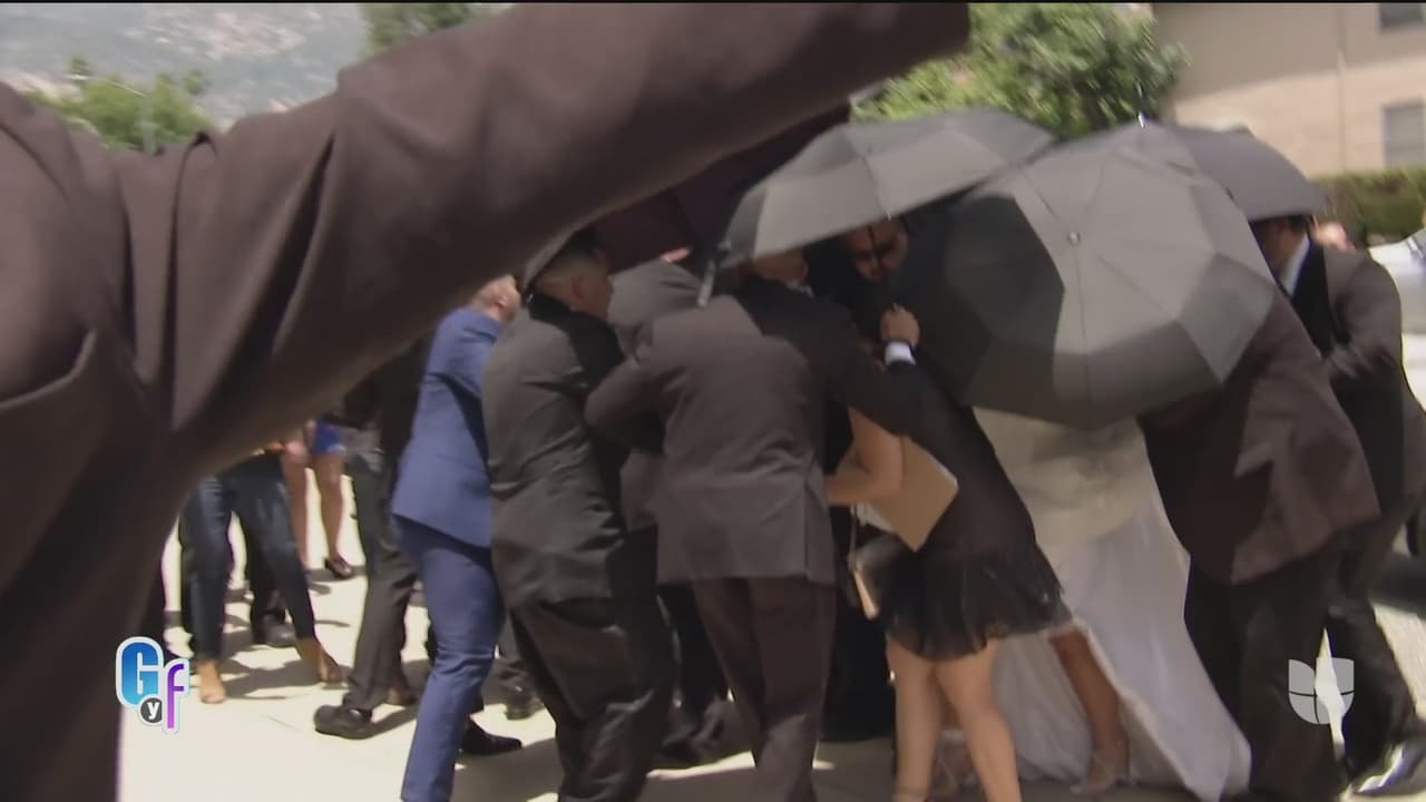 Cuando llegó el auto de lujo con la novia, rodearon a Chiquis Rivera con sus cuerpos y sombrillas negras para que nadie pudiera verla.