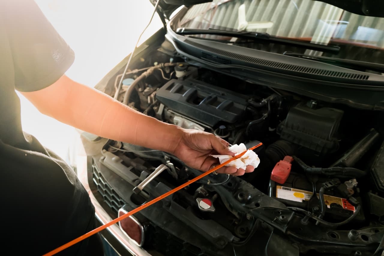 <b>Si el aceite del motor de tu carro está negro, hay que cambiarlo</b>
<br>Al contrario, si el aceite adopta este color es porque está trabajando bien y está manteniendo limpio el interior del motor. Un buen lubricante tiene aditivos detergentes y dispersantes que cumplen la función de limpiarlo. El aceite negro no indica baja calidad, significa que el propulsor de tu coche está limpio.