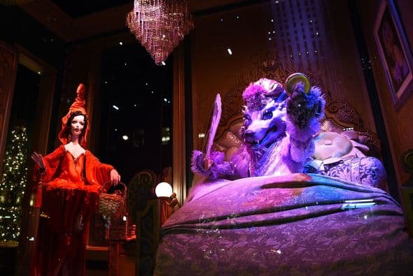 Las vitrinas navideñas de Saks FithAvenue están listas para ser admiradas por millones de visitantes. Con atuendos y accesorios lujosos que suman miles de dólares, las vitrinas se han convertido en un ícono de Nueva York. Mark Briggs, Jefe de Marketing y creativo para Saks Fifth Avenue, dijo en un comunicado que este año se han incorporado elementos nuevos , por lo que es una experiencia como ninguna otra ... una experiencia para recordar."