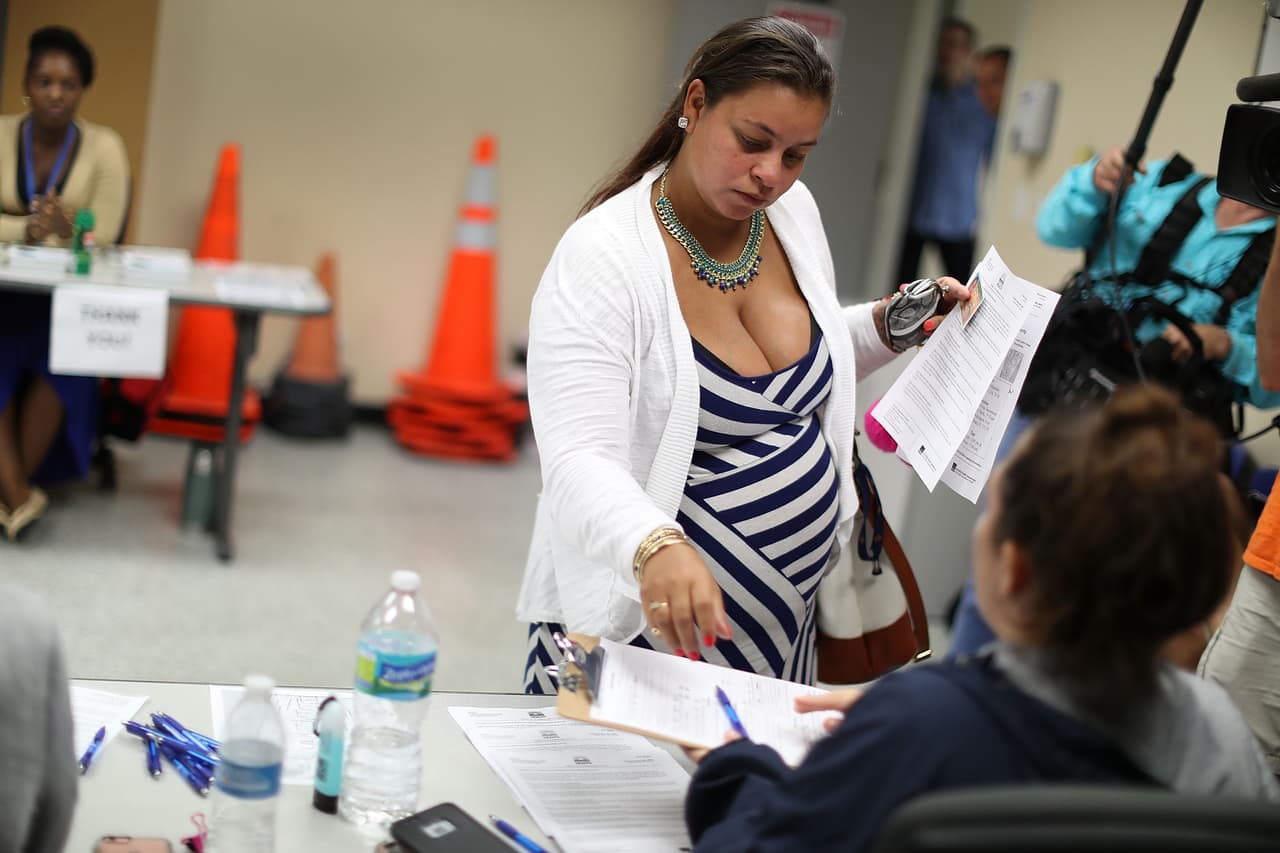 Se ha comprobado que contraer el zika durante el embarazo puede causar que los bebés nazcan con microcefalia, anomalías oculares y otros problemas en el sistema nervioso central. Realizar un encefalograma tras el nacimiento es vital para identificar aquellos infantes que pueden parecer saludables a simple vista, pero que tienen defectos cerebrales subyacentes, subrayan los CDC.