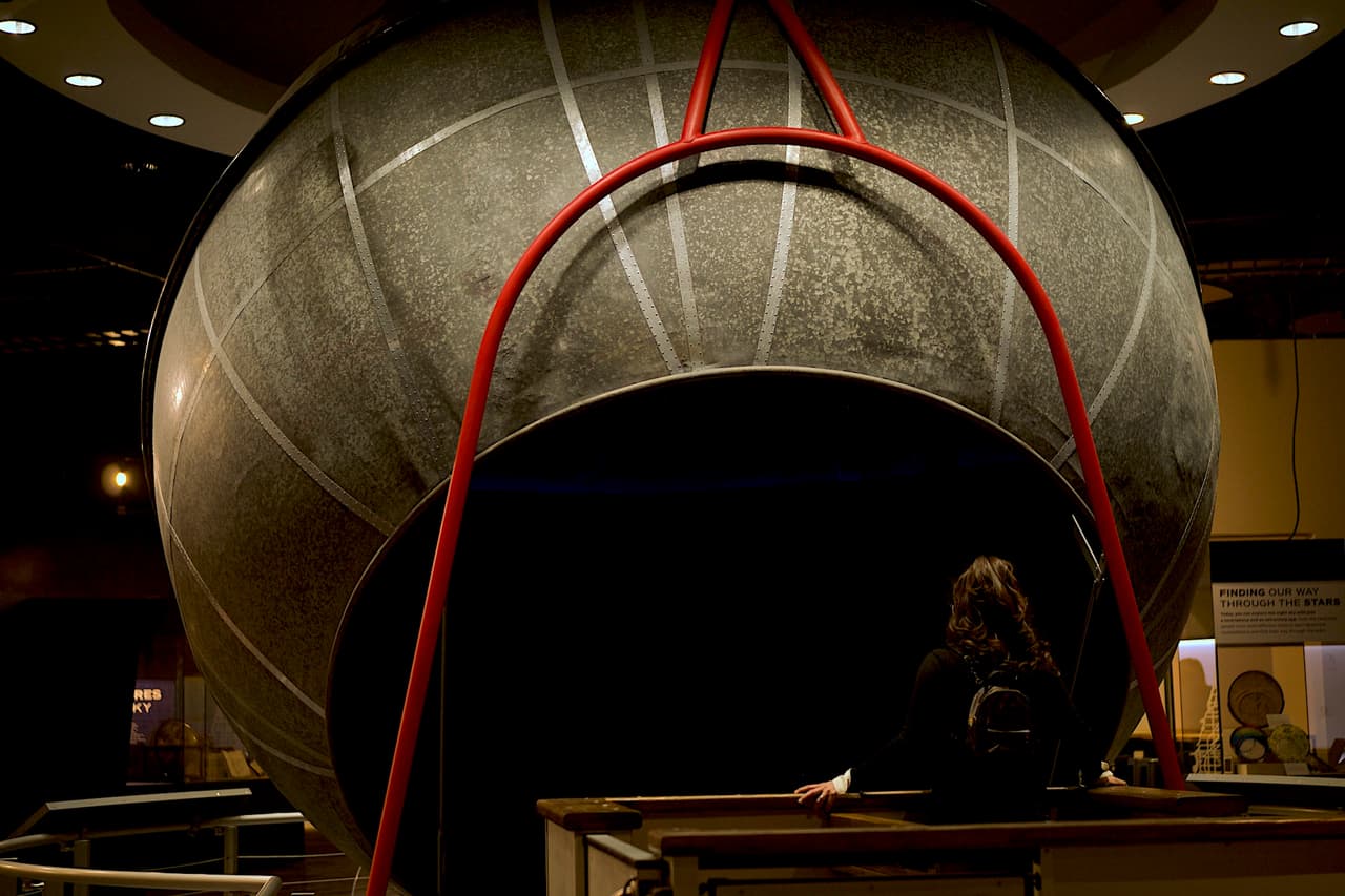 Una parte de la exposición abre al público la esfera Atwood, el simulador del cielo más antiguo en Chicago.