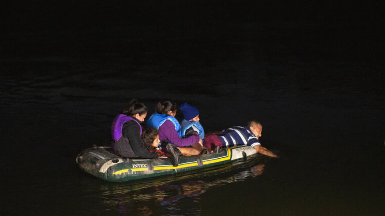 "Sí da miedo", aseguró una inmigrante que cruzó el Río Bravo en medio de la noche. Los que logran llegar a EEUU buscan entregarse a la Patrulla Fronteriza y luego son trasladados a un centro de detención. 
<b><a href="https://www.univision.com/noticias/inmigracion  " target="_blank">Más noticias aquí</a></b>.