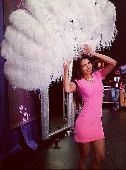 Detrás de cámaras, busca la más mínima oportunidad para divertirse como cuando era pequeña.