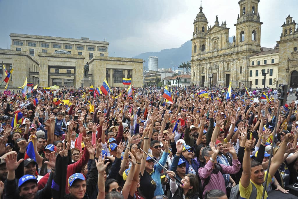 Partidarios de la oposición venezolana que viven en Colombia participan en una manifestación para respaldar los llamados a elecciones anticipadas de parte de Guaido, en la Plaza de Bolívar en Bogotá.