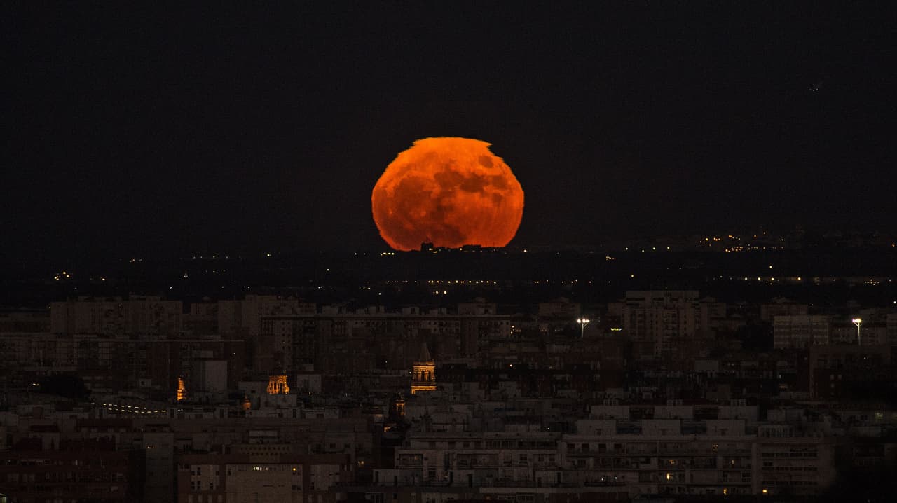 La luna sobre Sevilla, España.