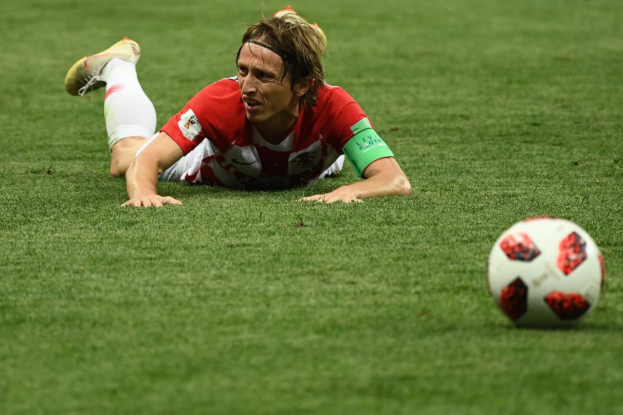 Como era quien manejaba los hilos de Croacia, recibió varias faltas en la mitad del campo que buscaban meterlo en una jaula de impotencia.