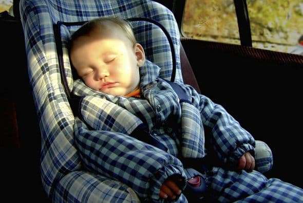 “La mejor manera de proteger a su bebé es dejarlo en la sombra, si es posible”, señala la Dra. Sachs. “Si no hay sombra natural, puede crearla con una sombrilla o con el toldo del cochecito o carriola”.