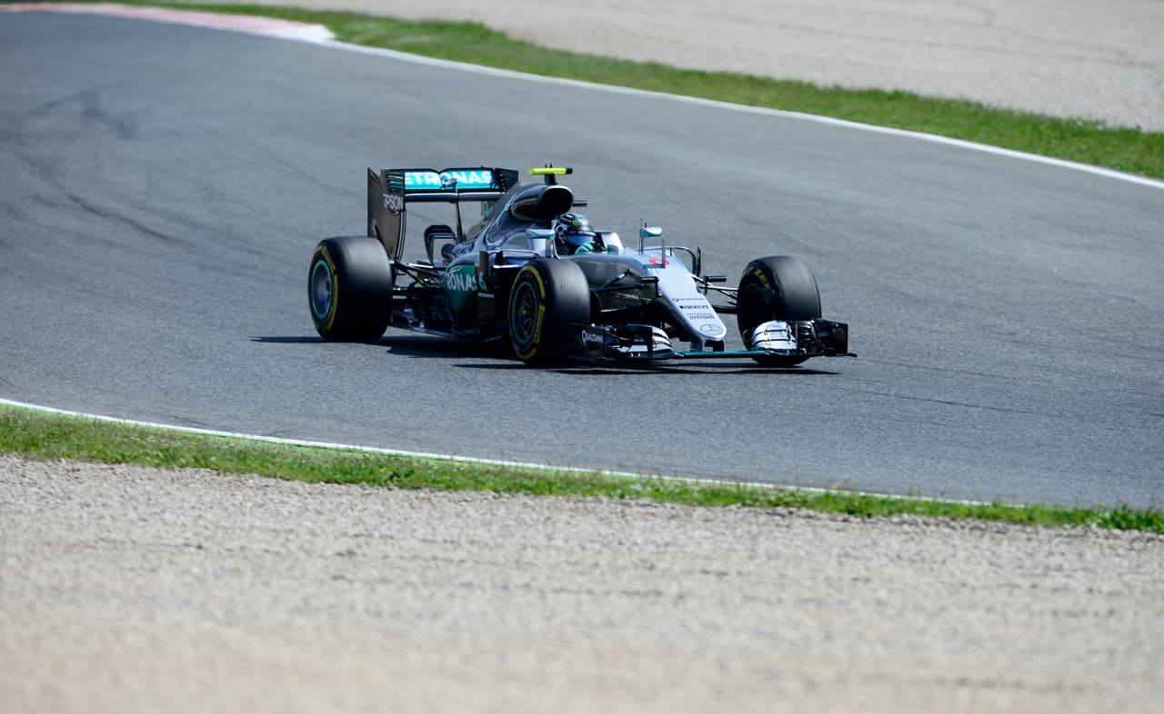 La 
<b>temporada 2015 sería un calco de la anterior</b>, con 
<b>Hamilton ganando el título</b> por sobre 
<b>Rosberg</b>, quien 
<b>ganó seis carreras</b> con el 
<b>Mercedes W06</b> (España, Mónaco, Austria, México, Abu Dhabi y Brasil), además de seis pole-positions consecutivas en las seis competencias finales del año.
