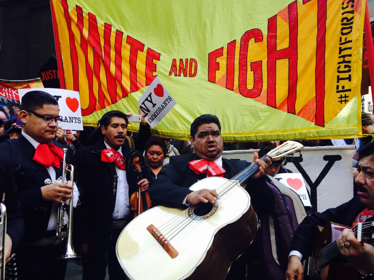 Mariachis le cantan a Trump.