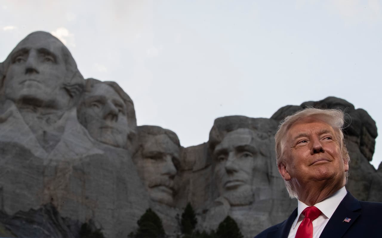 <b>Trump frente al imponente monumento a los presidentes (3 de julio).</b> El presidente a su llegada al monte Rushmore, en Dakota del Sur, donde se organizó una muy criticada celebración oficial del Día de la Independencia por el aire electoral que tuvo y la violación de normas ambientales que protegen la zona.