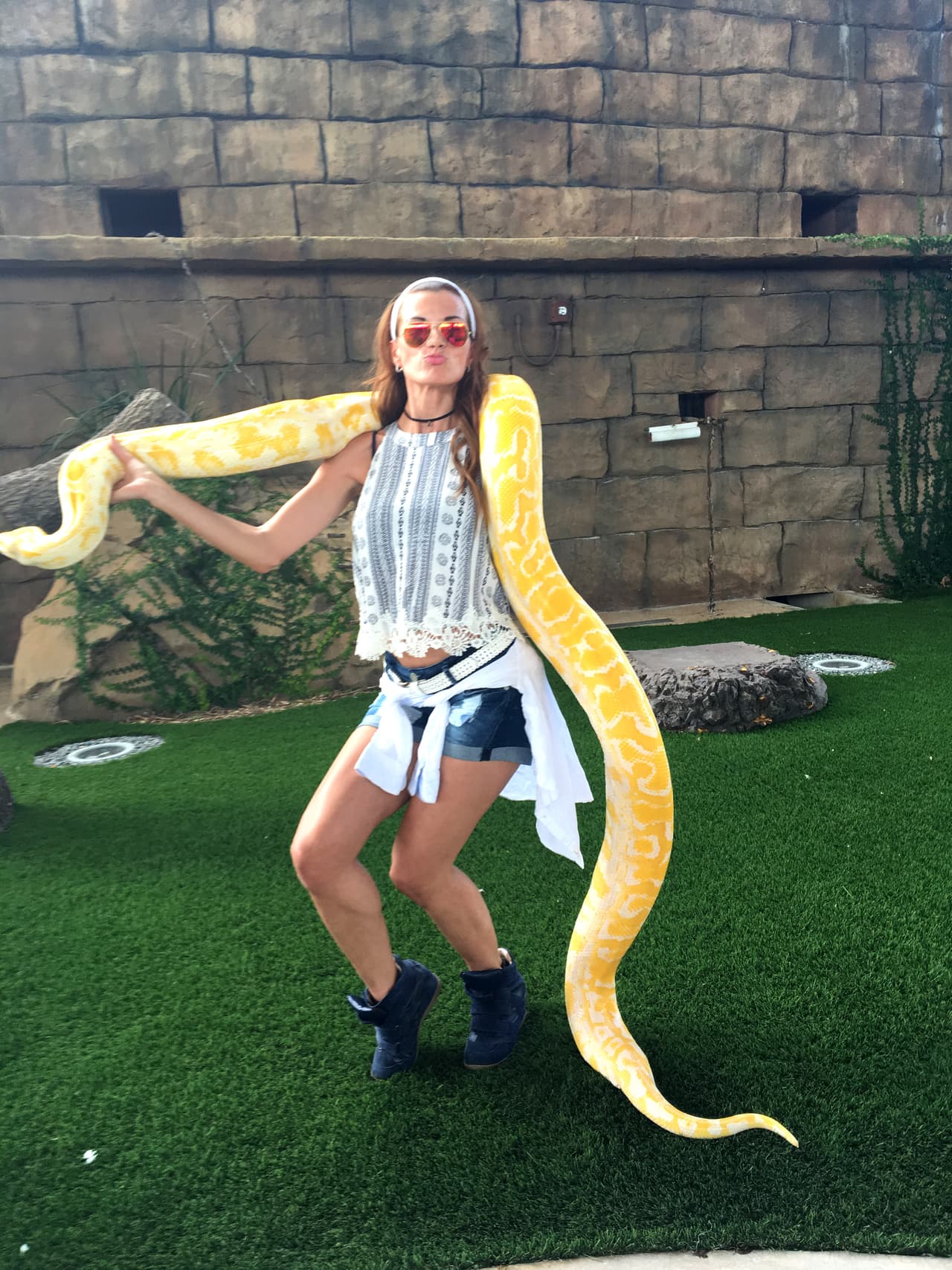 Cristy parecía toda una domadora, qué tal su foto con esta estranguladora serpiente.