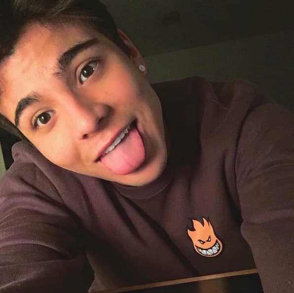 Un gesto muy popular en sus fotos compartidas en sus redes sociales es el de sacar la lengua.