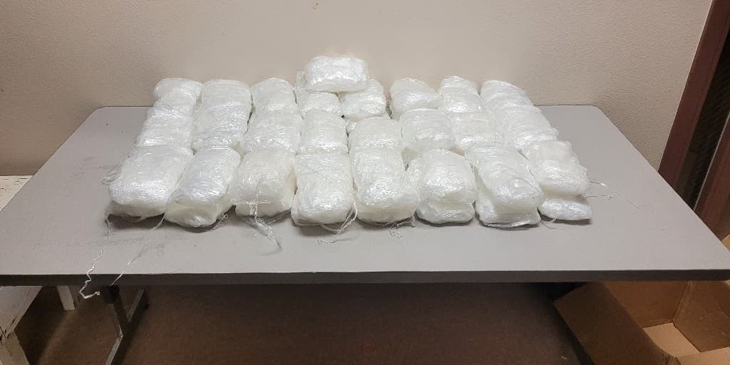 La semana pasada, agentes de la estación Ajo que patrullaban la I-8 incautaron más de 50 libras de metanfetamina.