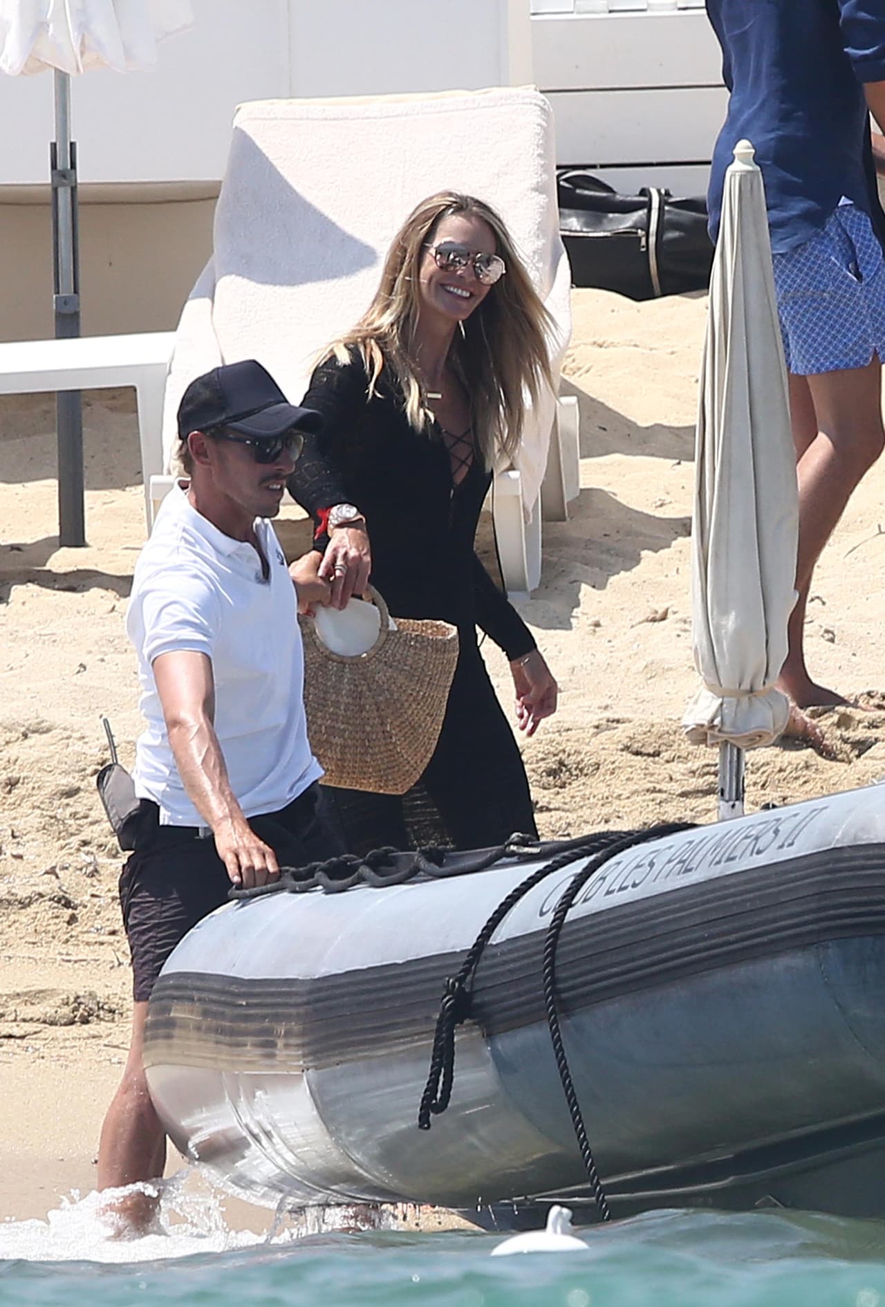 Ella lució un vaporoso y largo vestido negro.