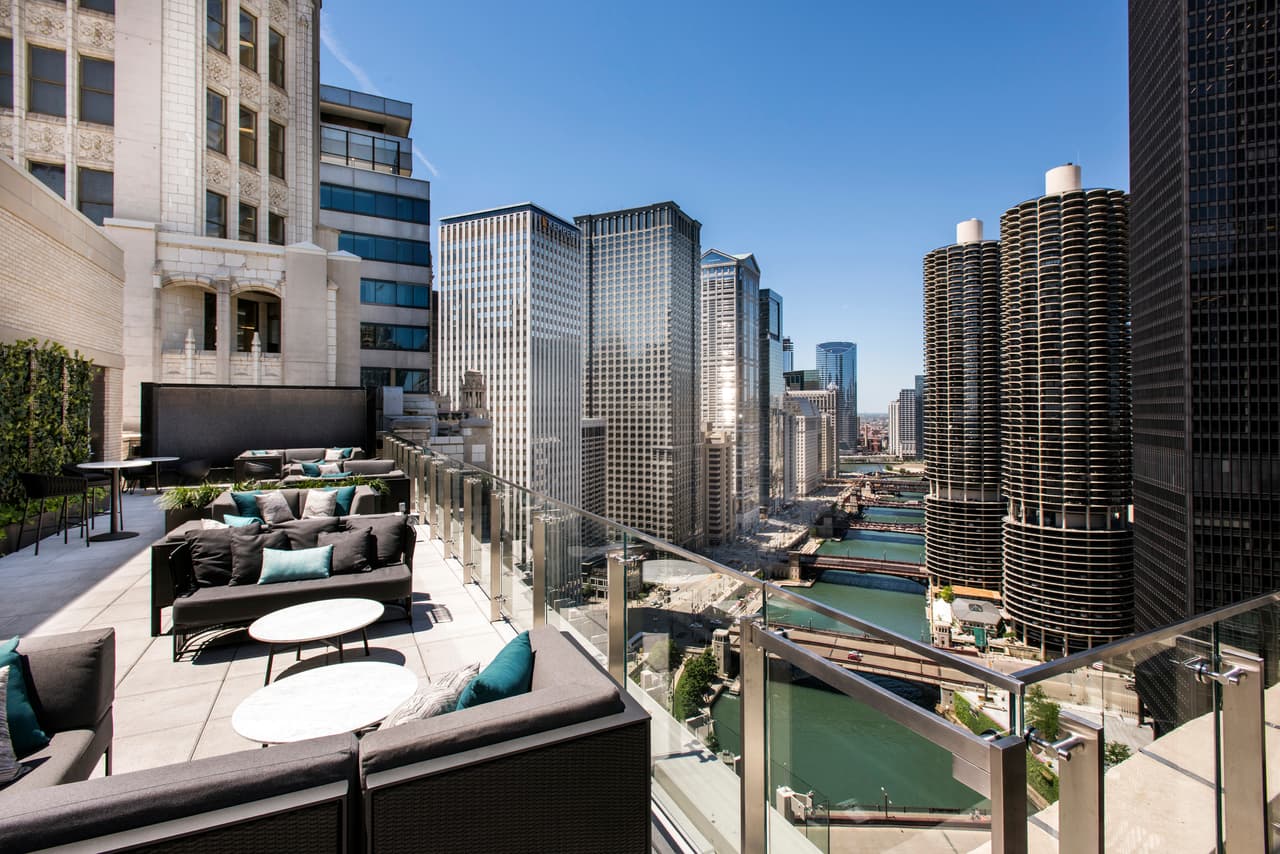 <h3 class="cms-H3-H3">LondonHouse</h3>
<br>El balcón del restaurante LondonHouse es perfecto para disfrutar de una bebida o comer con una vista envidiable de las torres Marina City, la avenida Michigan o el río Chicago. Lo encuentras en el 85 East Wacker Drive.