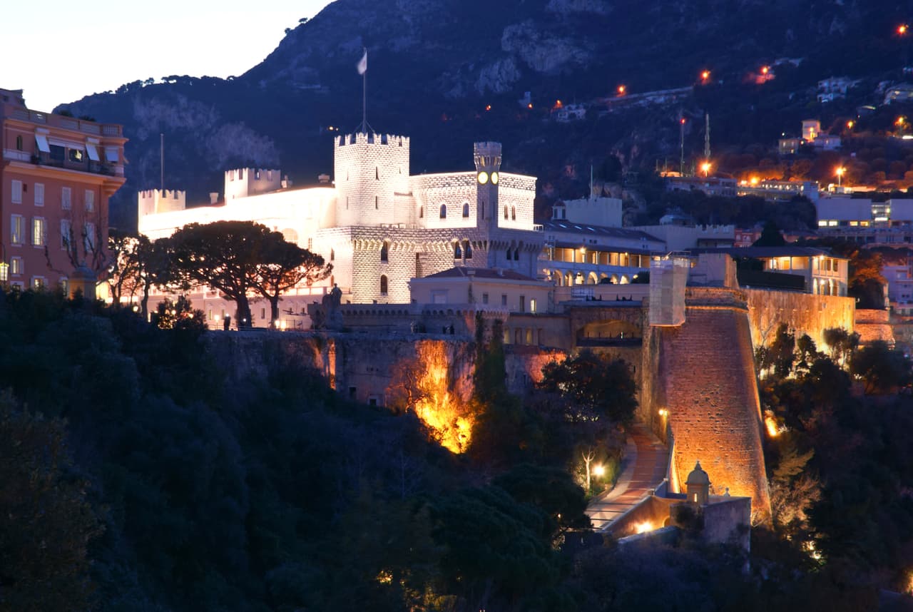 Pälacio Grimaldi 
<br> Es la residencia oficial del actual Príncipe de Mónaco. Cuenta con una arquitectura impresionante. Las paredes de sus muros que llevan a los patios interiores están pintadas al fresco. ¡Una verdadera obra de arte!