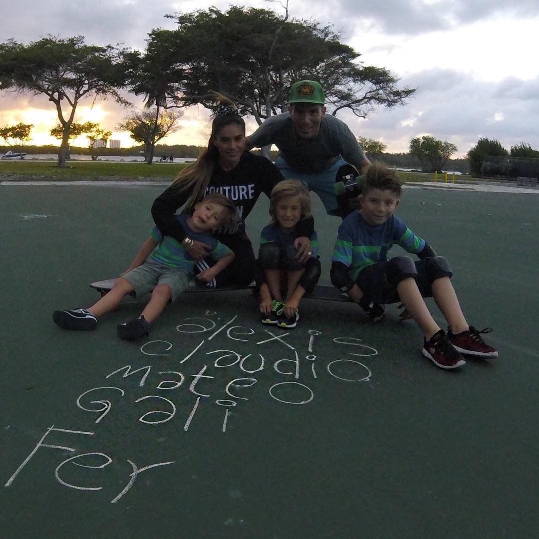 La familia es complementada con los dos hijos que el expolítico tuvo con su anterior esposa, Paola Carus.