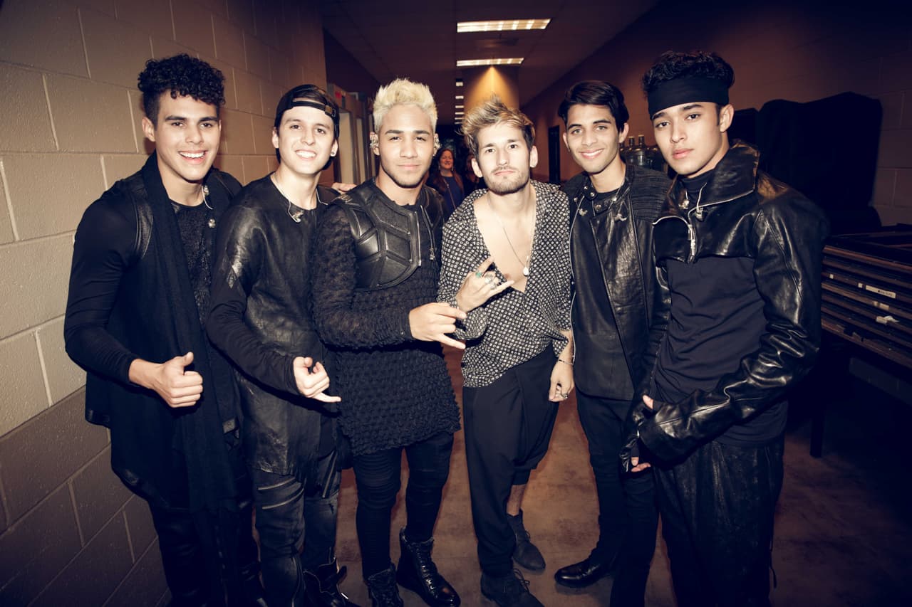 Los chicos de CNCO junto a Ricky Montaner.