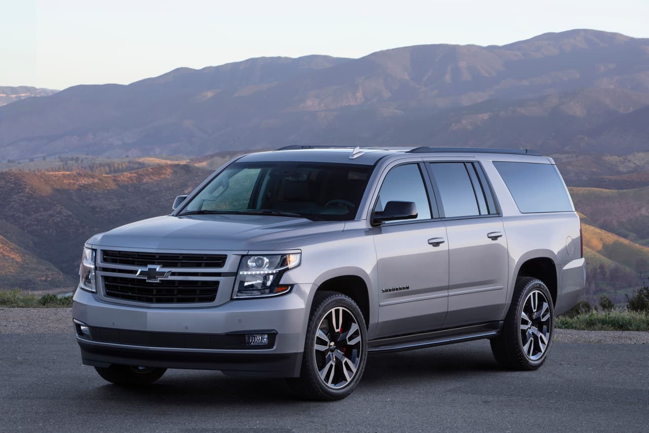 La 
<b>Chevrolet Suburban RST</b> 2019 estará hará un debut temprano este verano en Estados Unidos. Sus compradores tendrán mayor potencia y más versatilidad. Visualmente se eliminaron detalles en cromo y se agregaron elementos más deportivos. El borde de la parrilla ahora es al color de la carrocería, al igual que las manijas de las puertas. La rejilla va en negro brillante, así como las carcasas de los espejos retrovisores.