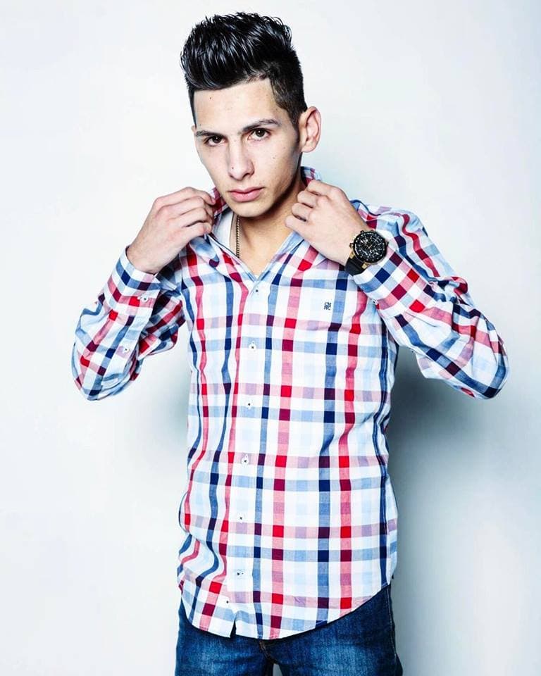 Crecer Germán, es un joven de tan sólo 19 años edad, originario de Los Mochis Sinaloa y su inquietud en la música lo llevó a subir sus propios videos a YouTube, en donde fue visto por una agrupación que lo invitó a trabajar con ellos.