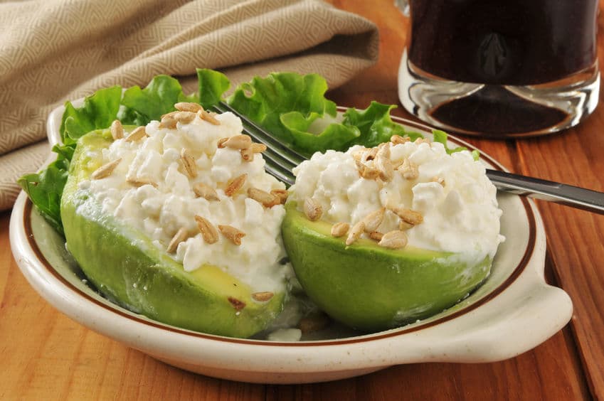 <b>Aguacate con queso cottage. </b>Este queso se convertirá en uno de tus alimentos favoritos, pues no sólo está lleno de proteína natural, la cual te hace sentir satisfecha, sino que también te ayudaría a conciliar el sueño al contener el aminoácido esencial, triptófano. Al añadirle aguacate, le darás a tu cuerpo ácidos grasos de alta calidad.