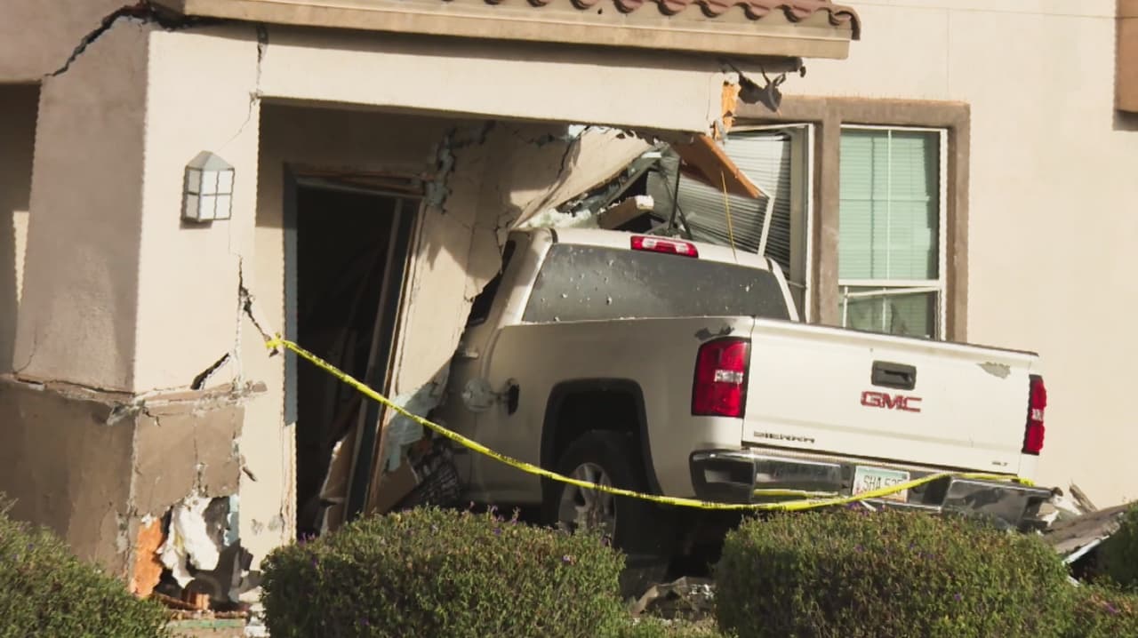Una camioneta terminó dentro de una vivienda en Avenida 13 y Buckeye Road en Phoenix: ¿Cómo ocurrió?
