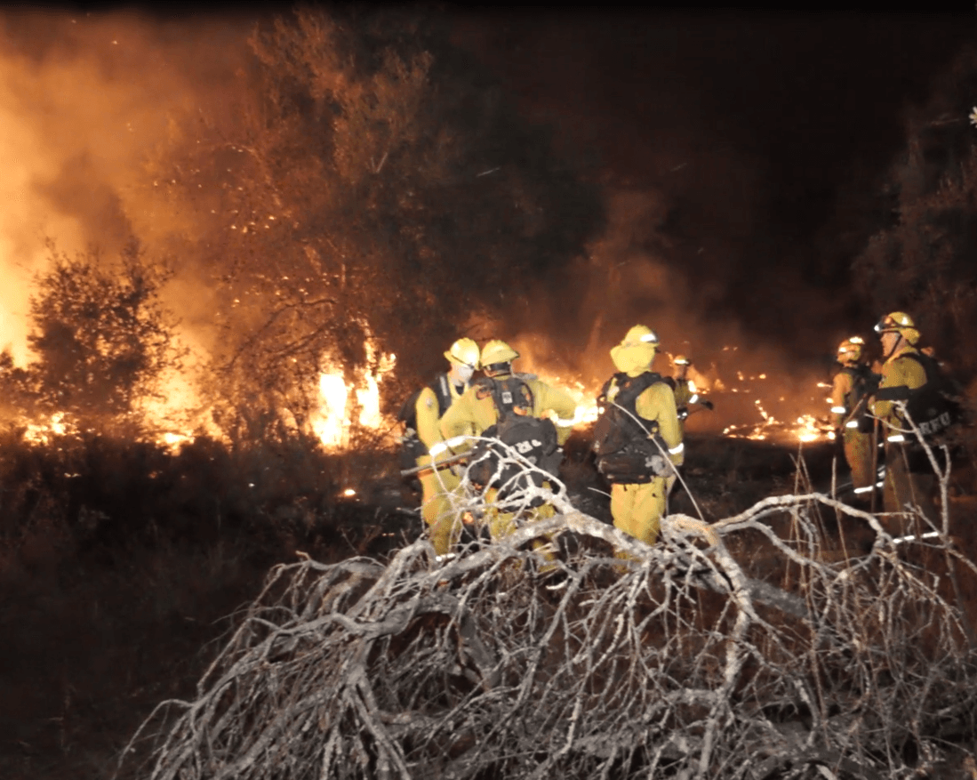 Quienes han trabajado en cuadrillas coordinadas evitando la propagación de las llamas en las zonas de montaña cercanas a la ciudad de Murrieta.