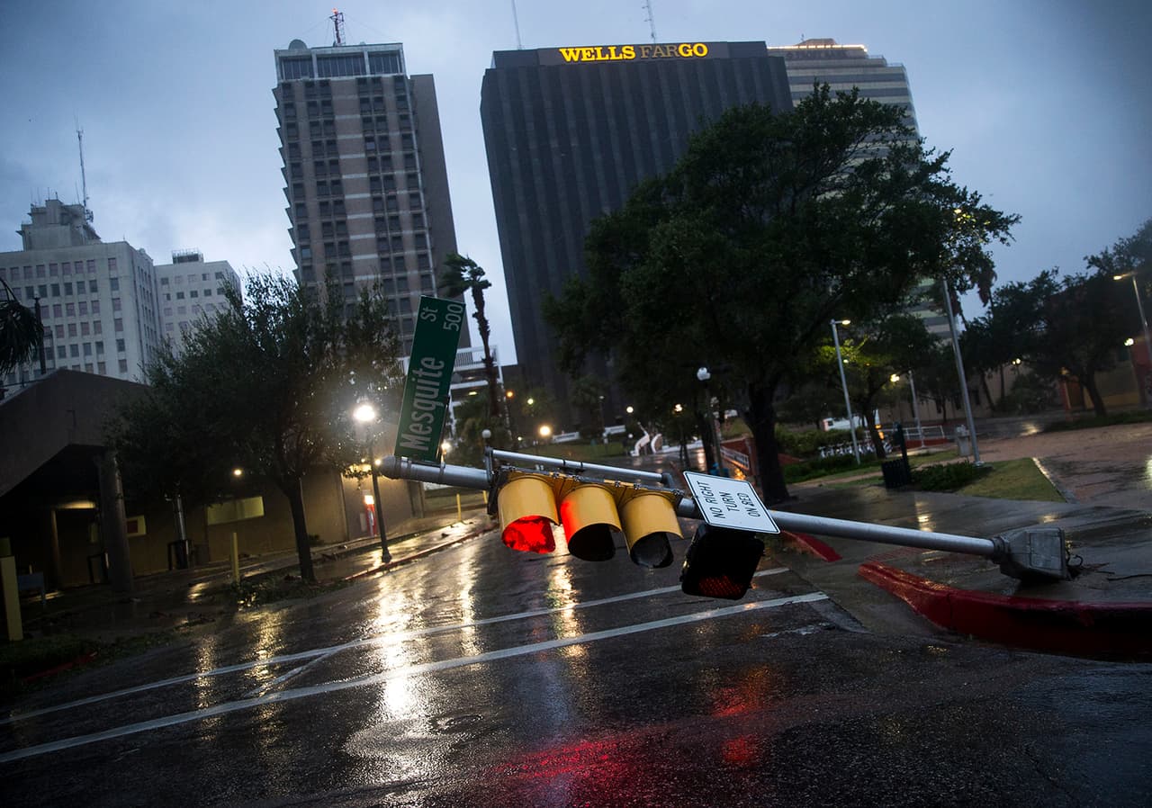 Algunos postes caídos por los fuertes vientos en la ciudad costera de Corpus Christi.