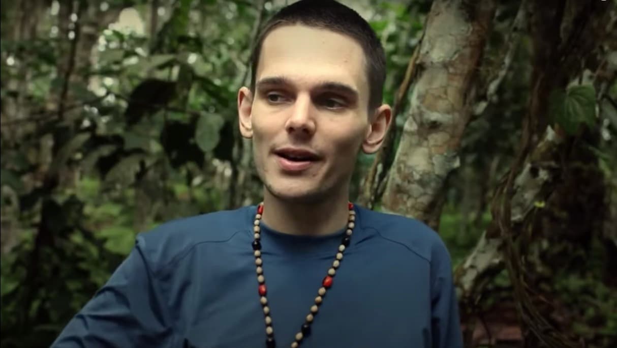 Durante el viaje, Freeman experimenta las propiedades de la planta Ayahuasca y adquiere una nueva visión del mundo que le permite dejar atrás la depresión.