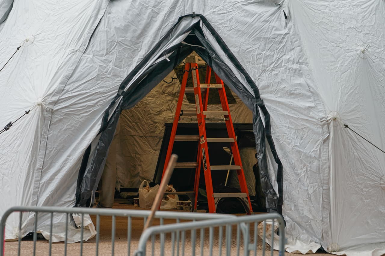 Aunque ya otros hospitales de la ciudad han estado presentando problemas de sobreadmisión, como el Hospital Elmhurst en Queens, donde en solo un día 
<a href="https://www.univision.com/local/nueva-york-wxtv/es-apocaliptico-en-un-solo-dia-se-registran-13-muertes-por-coronavirus-en-hospital-de-queens">murieron 13 personas</a> y 
<a href="https://www.univision.com/local/nueva-york-wxtv/reportan-largas-filas-fuera-del-hospital-elmhurst-en-queens-en-medio-de-la-crisis-por-coronavirus-video">largas filas se han registrado</a> en las afueras.