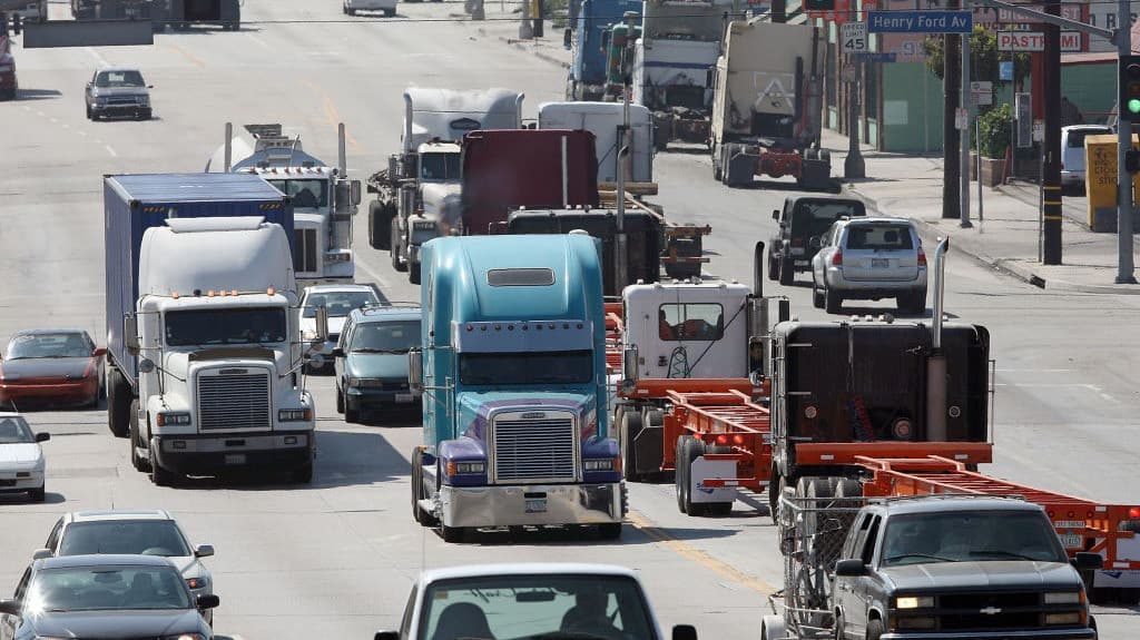 Revocarán miles de licencias de manejo comerciales en EEUU; la medida afectará a muchos inmigrantes