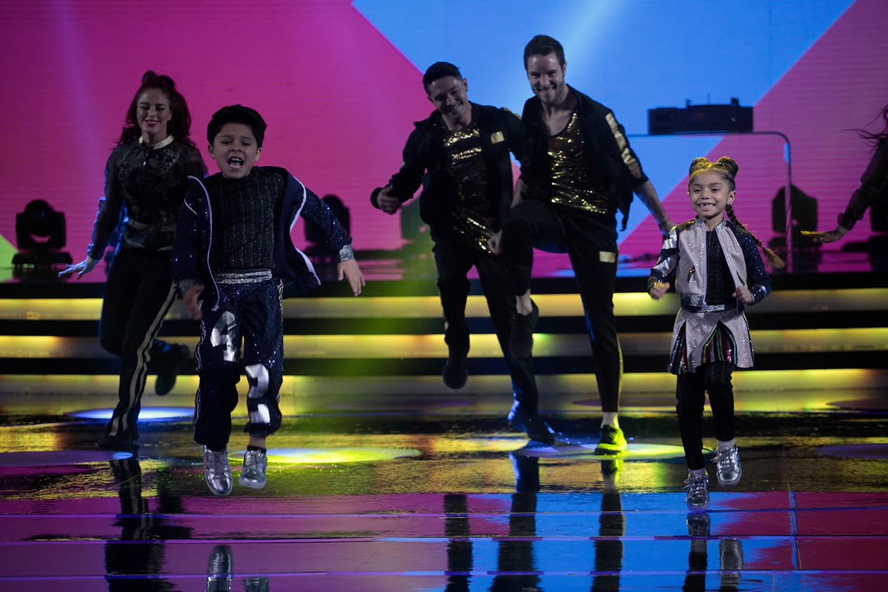 Los bailarines más pequeños de la competencia, Paulo y Regina, del escuadrón de 'Sarilú y sus bombas' aparecieron en el escenario para bailar al ritmo de break dance.