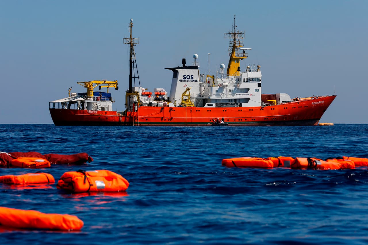 SOS Mediterranée ha asistido a cientos de migrantes junto a la organización Médicos sin Fronteras. El objetivo de la obra de Saype es apoyar a los rescatistas, cuyo trabajo se mantiene a base de donaciones.