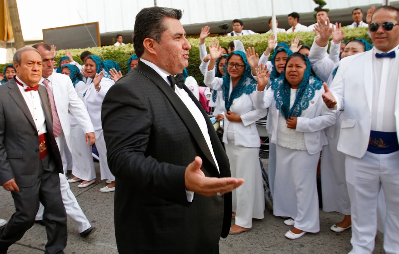 Naasón Joaquín García y los coacusados (Alondra Ocampo, Azalea Rangel Meléndez y Susana Medina Oaxaca) presuntamente
<a href="https://www.univision.com/local/san-francisco-kdtv/noticias/criminalidad/las-hacian-desvestir-para-tomarles-fotos-acusan-al-lider-de-la-iglesia-la-luz-del-mundo-por-abuso-sexual-de-menores" target="_blank">forzaban a sus víctimas menores de edad a realizar actos sexuales</a>,
<b>"diciéndoles que negarse a realizar cualquiera de los deseos de 'El Apóstol' era ir en contra de Dios"</b>, según informó el procurador de California.